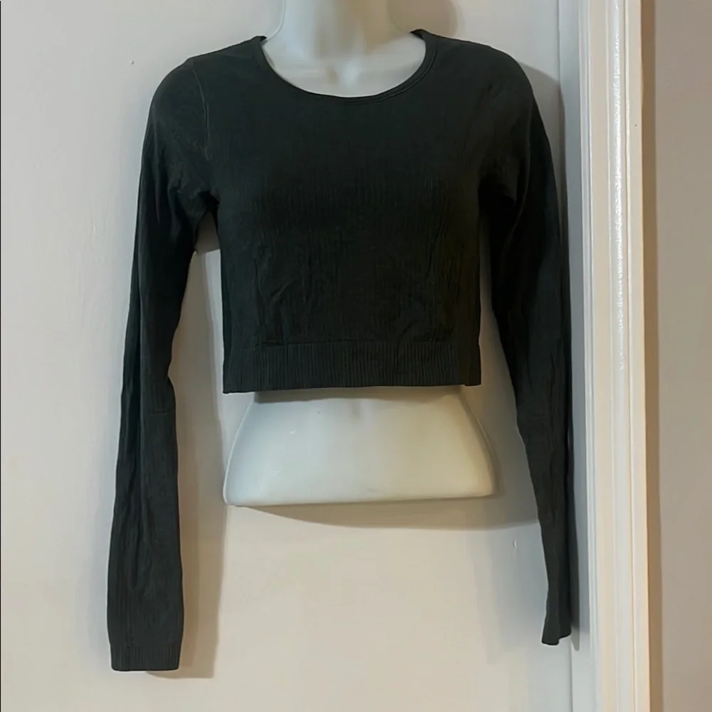 Lululemon Women's Black Long Sleeve Crop Top